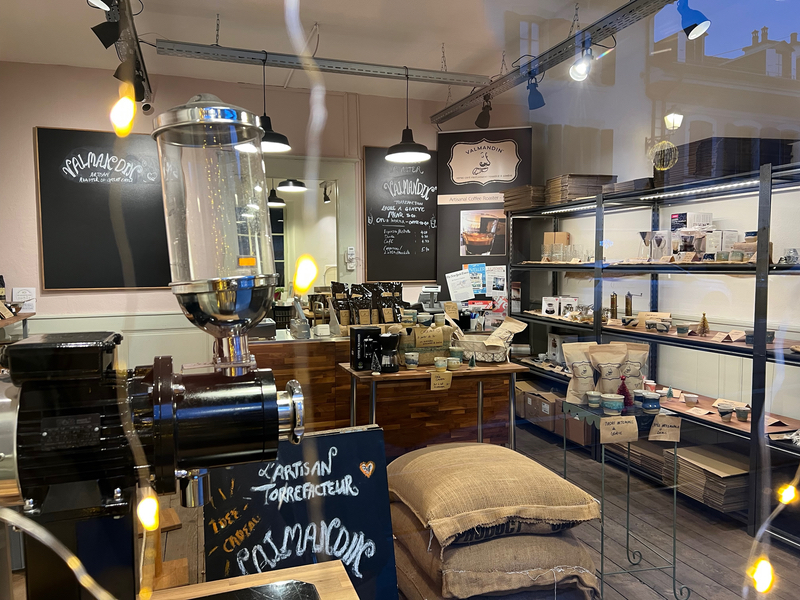 The coffee utensils, coffee machines, filters and others are shown on the right.