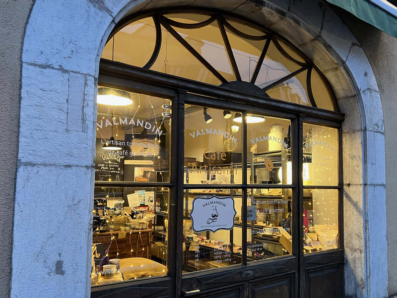 Une vue du magasin Valmandin pendant la journée.
