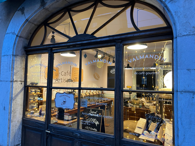 Une vue du magasin Valmandin pendant la nuit.